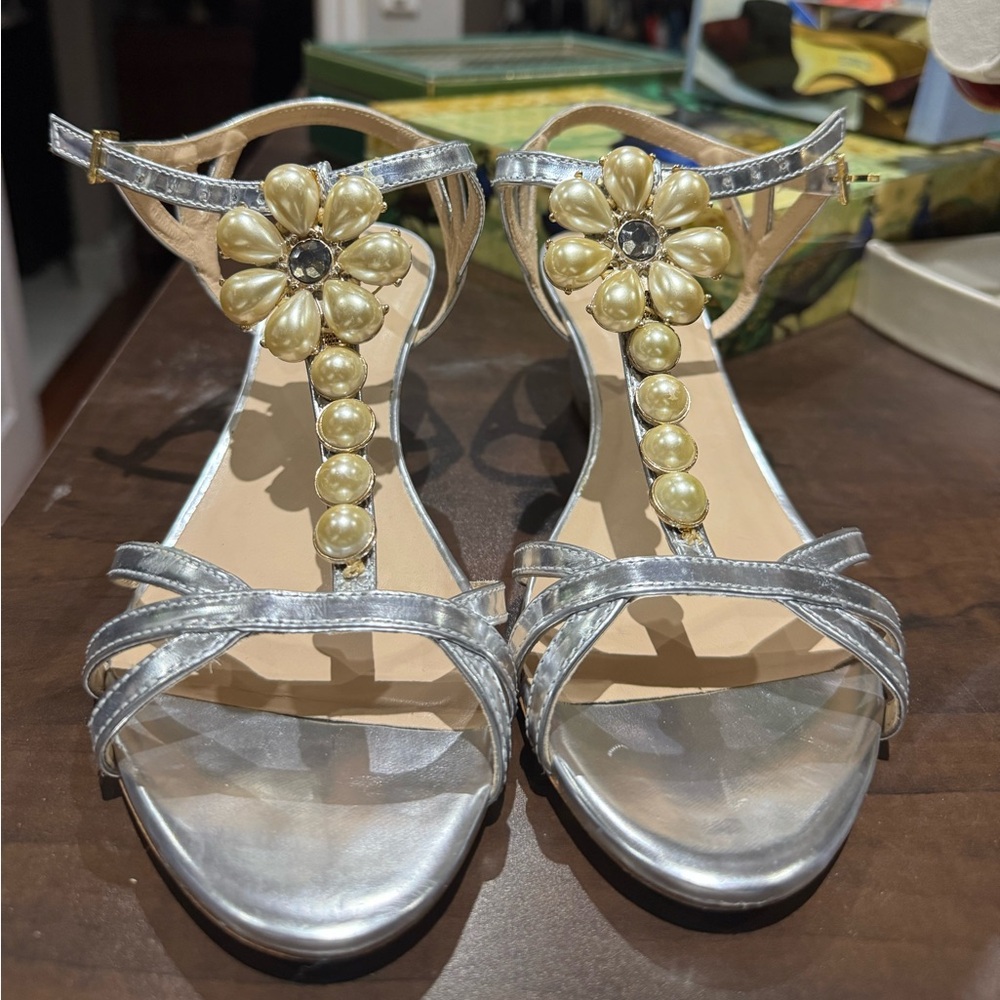 Kate Spade Silver Pearl Flower Sandals – Size 7